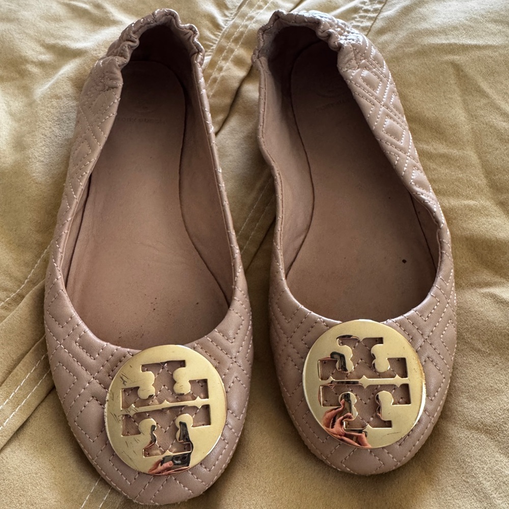 Tory Burch Quilted Nude/Taupe Logo Ballet Flats. Size 7.5